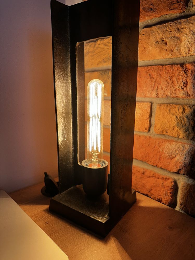 Lampa stołowa industrialna – elegancja w surowym stylu