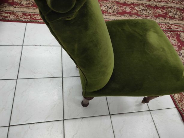Fotel tapicerowany aksamitem kolor zielony, dobra cena.