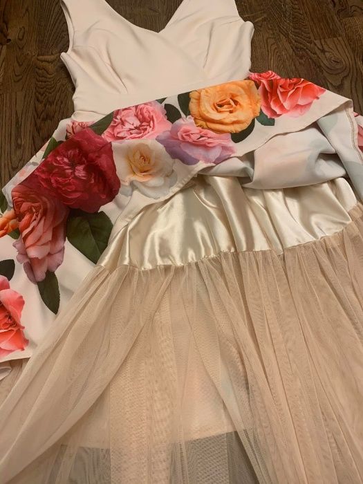 Rozkloszowana sukienka z tiulem w róże KARTES MODA