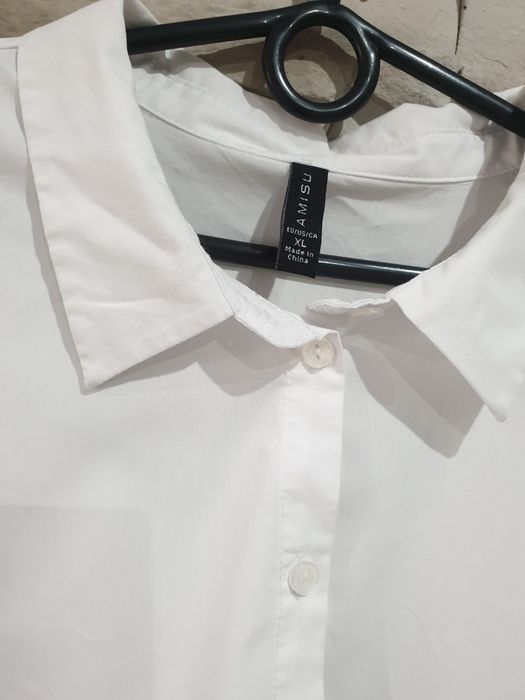 Biała koszula z falbanką typu tunika Amisu XL