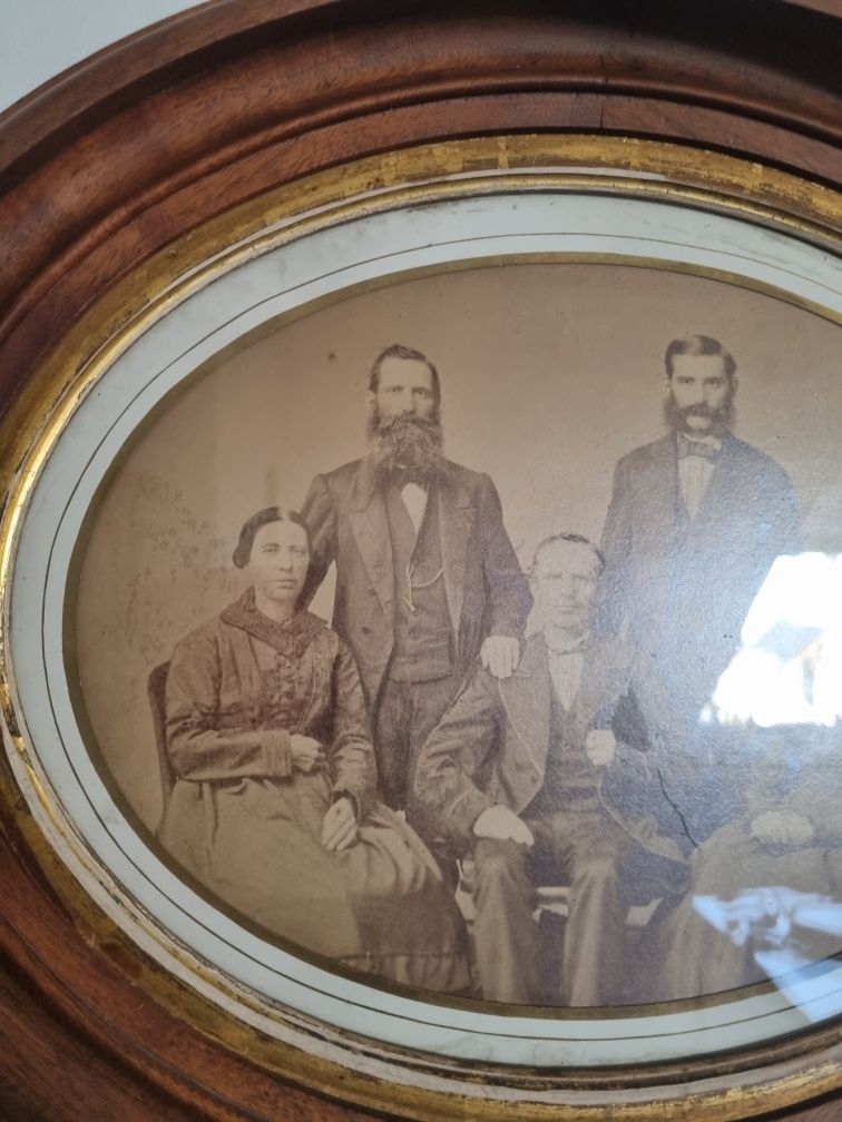 Antyk - stare zdjęcie rodzinne w owalnej ramie