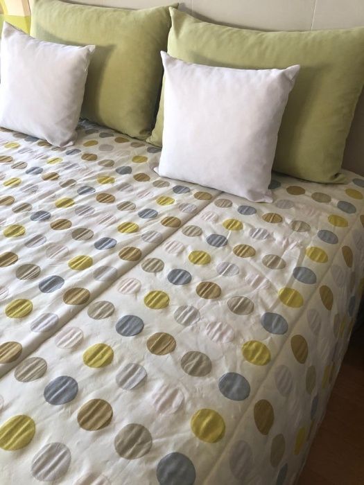 Vende-se Colcha e Almofadas de cama em ótimo estado