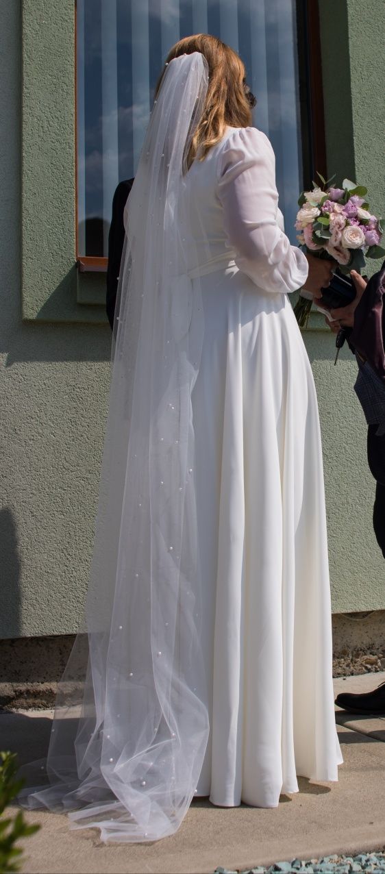 Весільна сукня з розрізом