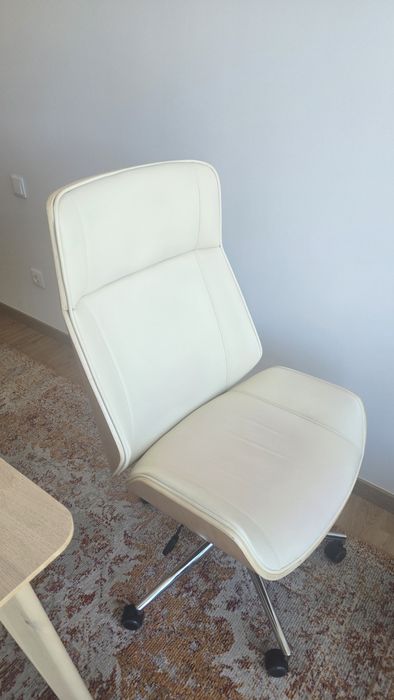 Cadeira escritorio creme e madeira