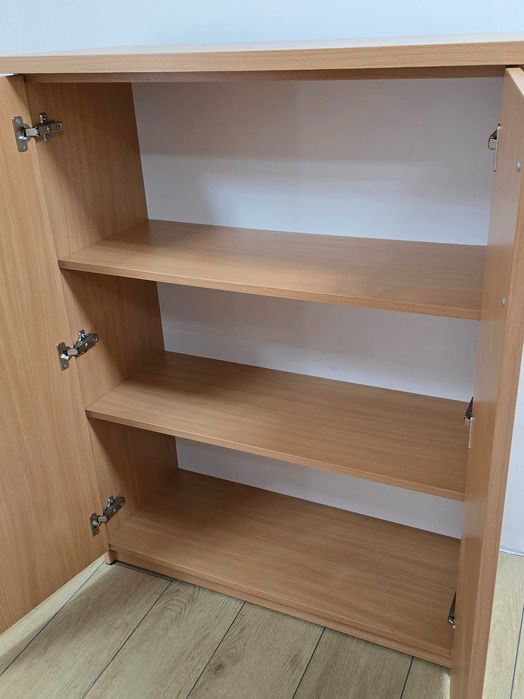 Szafka / biblioteczka z trzema półkami zamykana z cichym domykiem
