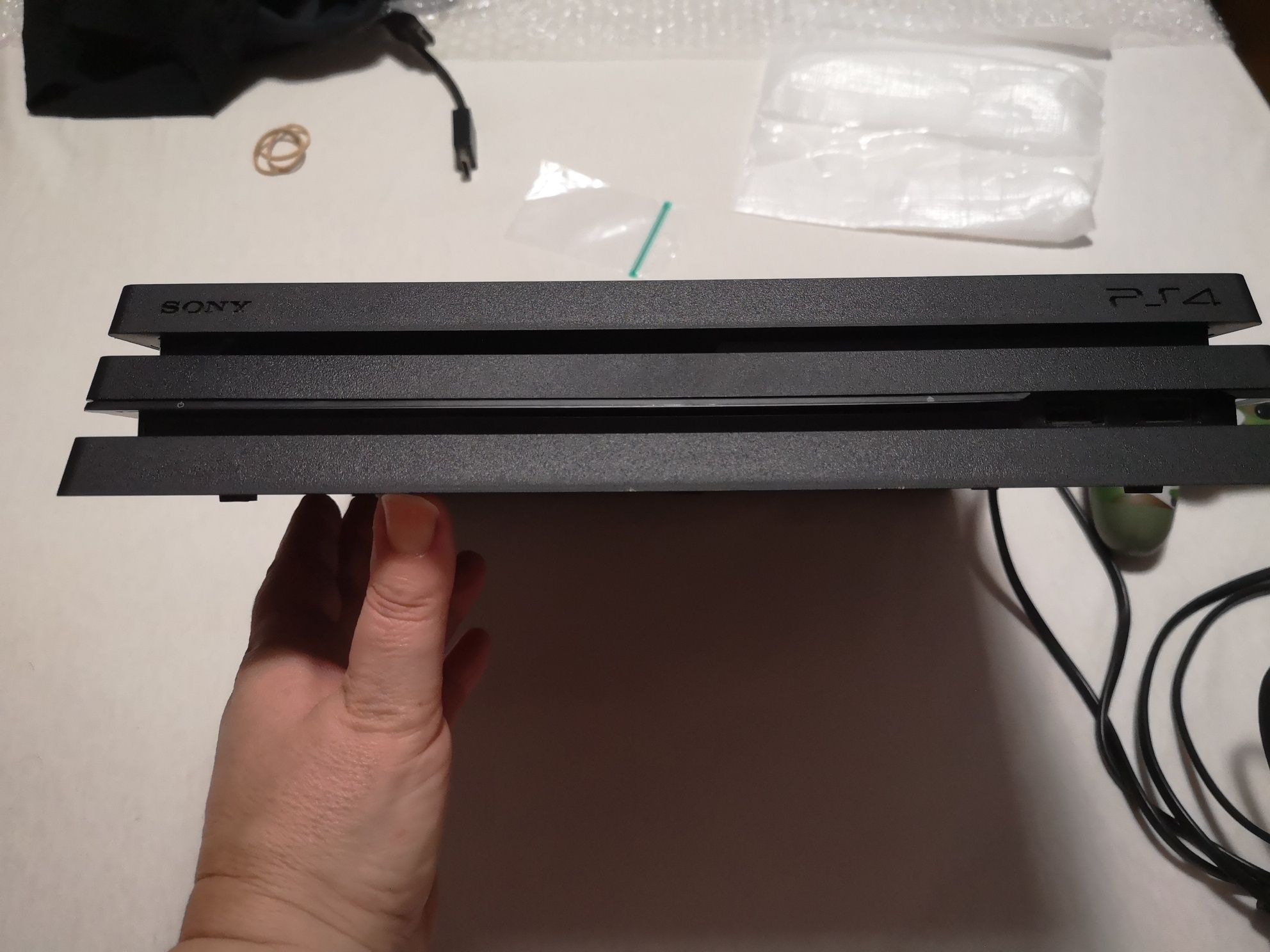 PlayStation 4 pro usada com 2 comandos não originais.