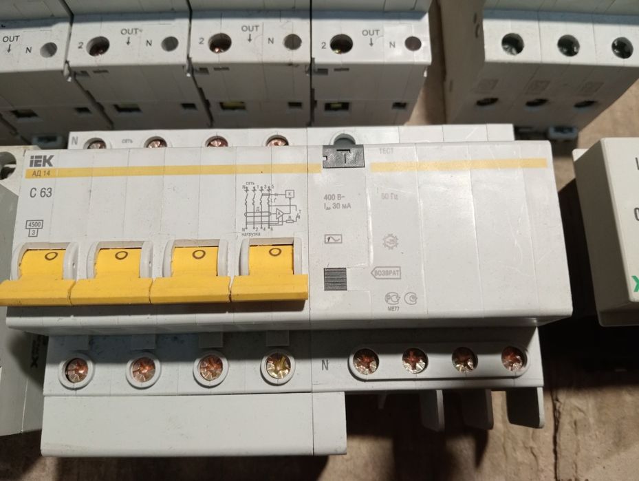 Автоматичні вимикачі, автоматика