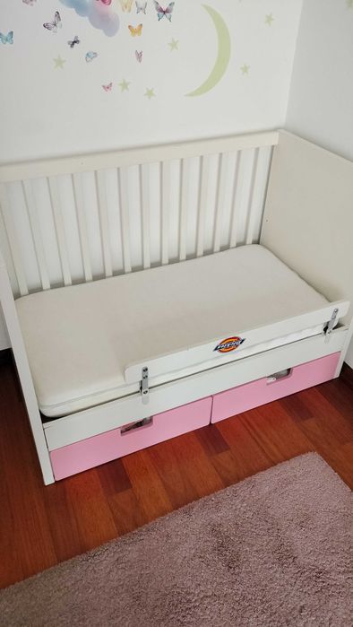 Berço Stuva IKEA com gavetas rosa