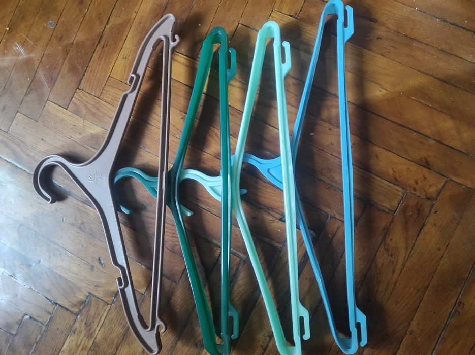 Вішалки  різні .