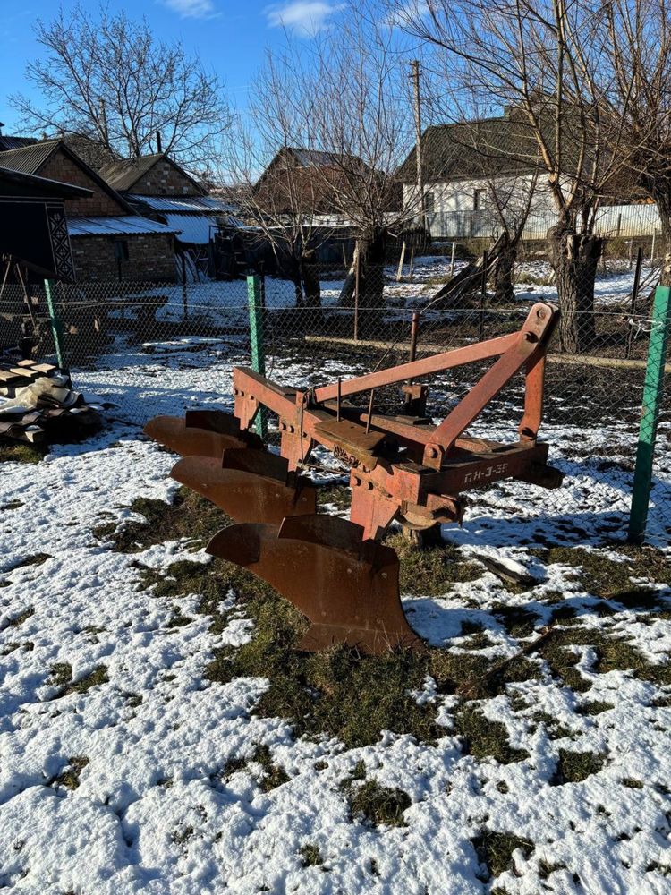 ЮМЗ 6 продаеця трактор в очені горошому стані плуг культиватор прицеп.