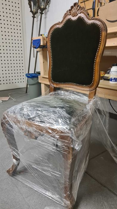 Cadeira clássica em veludo e em madeira maciça de elevado requinte