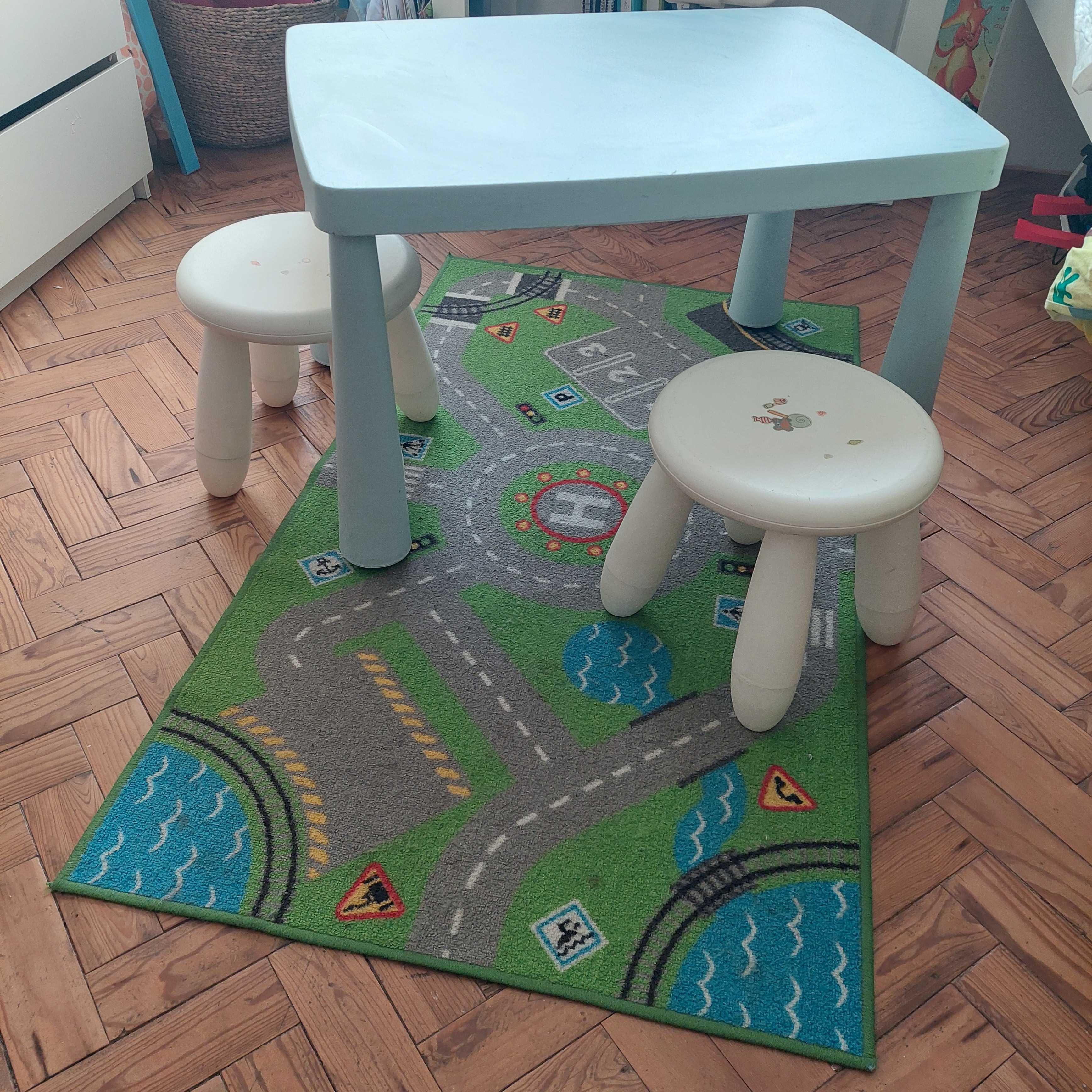 Mesa, bancos e tapete Ikea criança