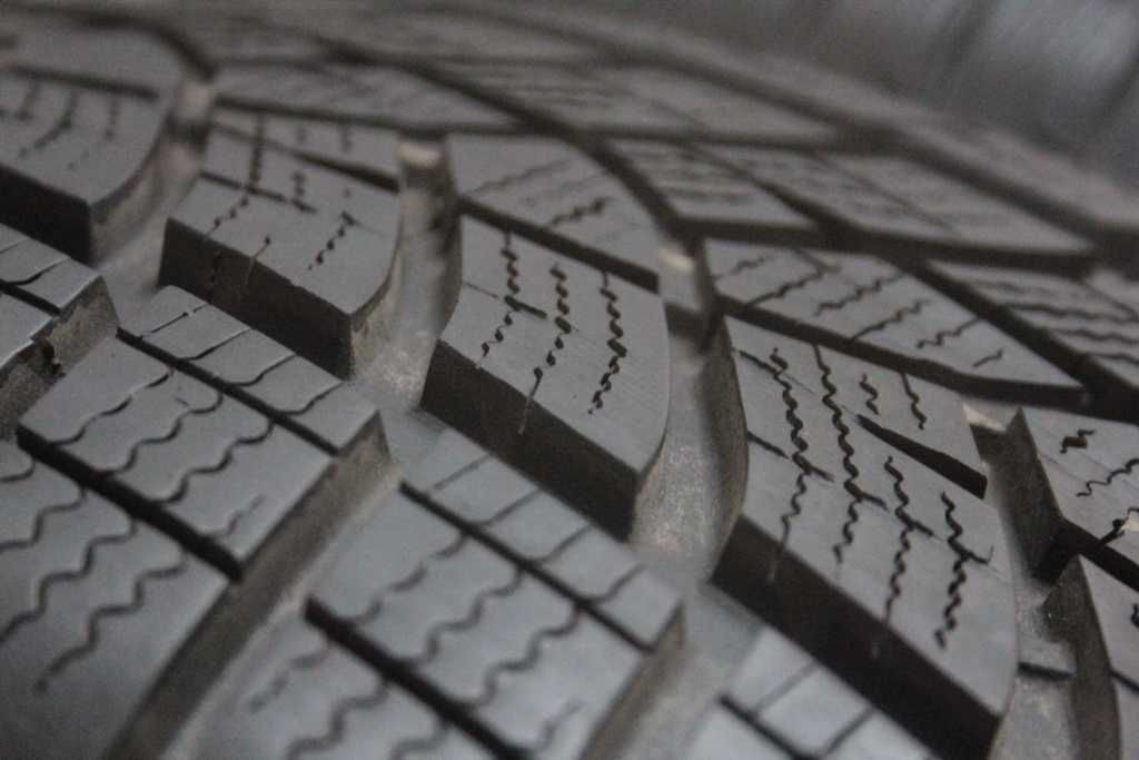 V215/65/17 Goodyear Ultra Grip Performnce SUV 215/65 R17 99V