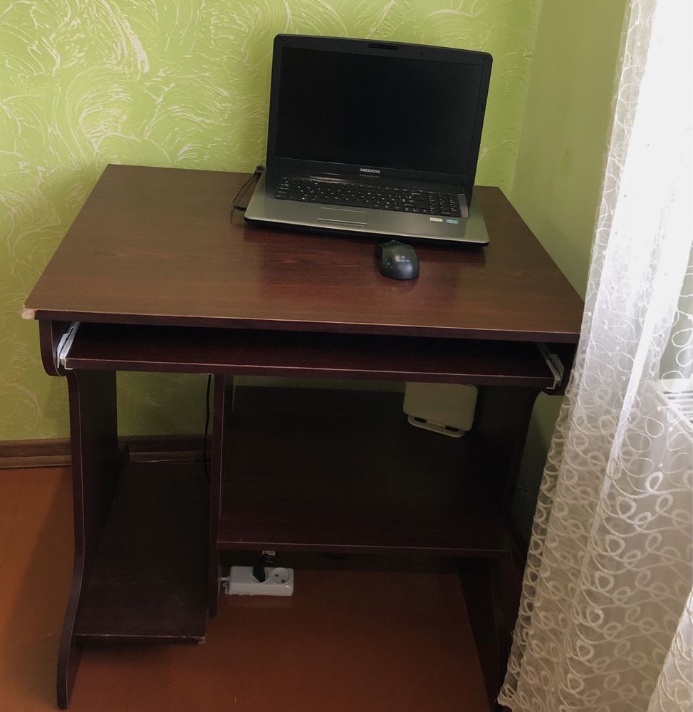 Компʼютерний стіл