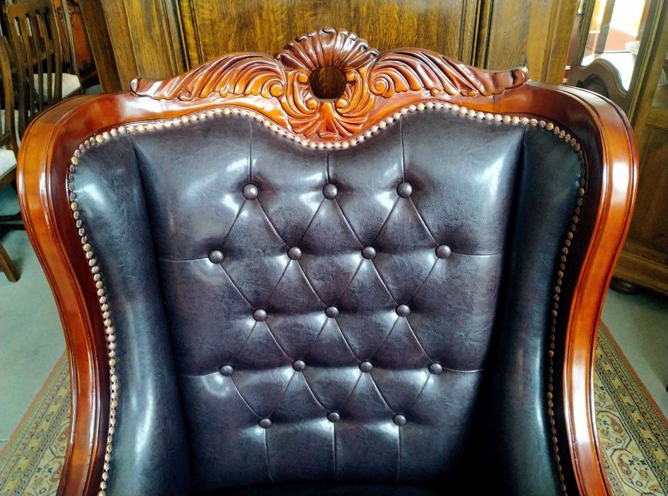 Stylowy gabinetowy fotel uszak