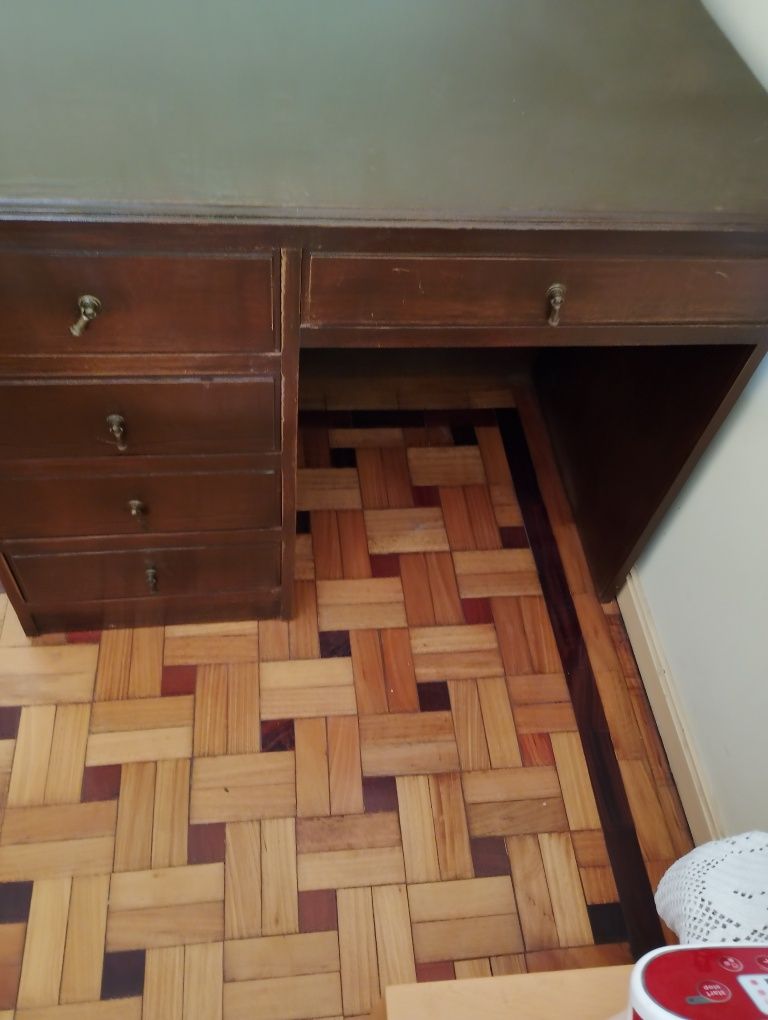 Vendo secretária em madeira maciça conforme foto r