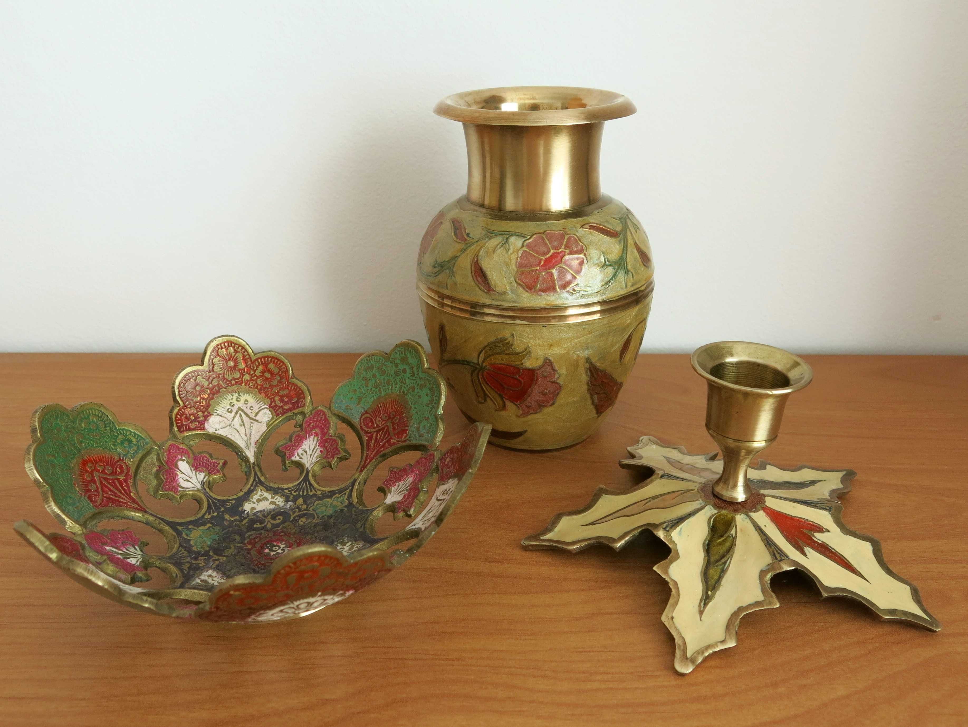 Zdobiony komplet z mosiądzu: wazon, patera i świecznik