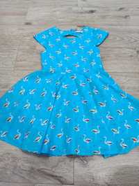 Niebieska letnia sukienka w flamingi z wycięciem 128 M&S