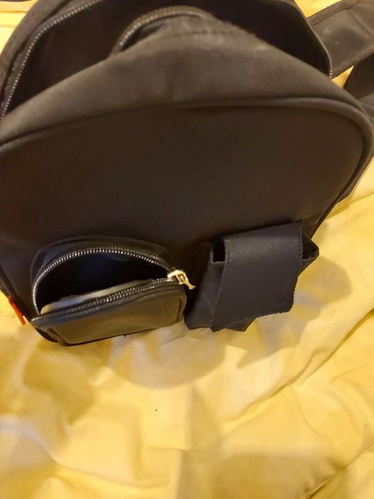 Mochila preta com alça.