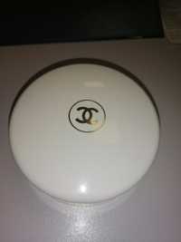 Puder perfumowany Chanel 5.