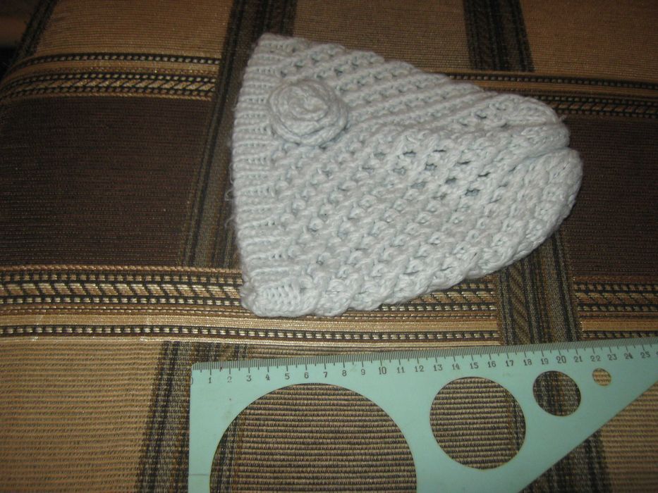 Вязаная женская шапка