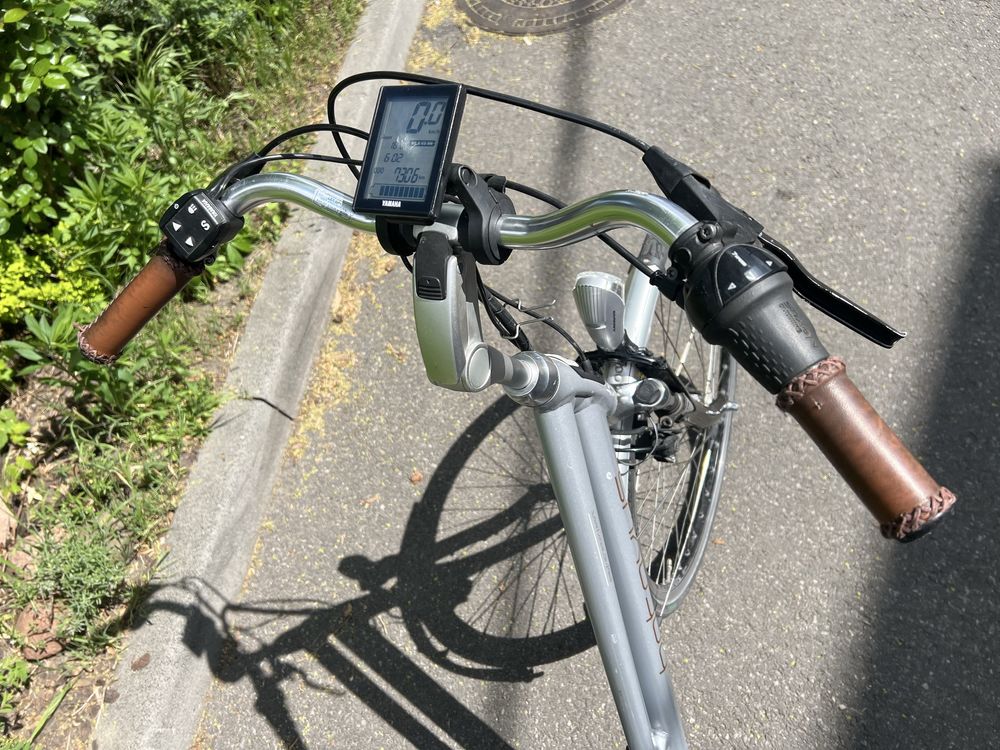 Rower elektryczny BATAVUS 36V centralny YAMAHA NEXUS hydraulika /B