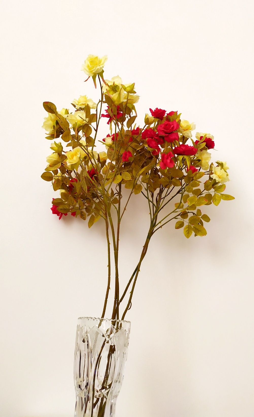 Цветочная композиция цветы искусственные бежевые розы красные веточки