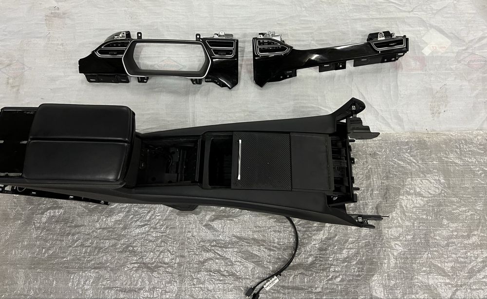 Tesla model s деталі салону