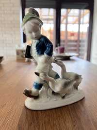 Figurka porcelanowa chłopczyk i gęsi