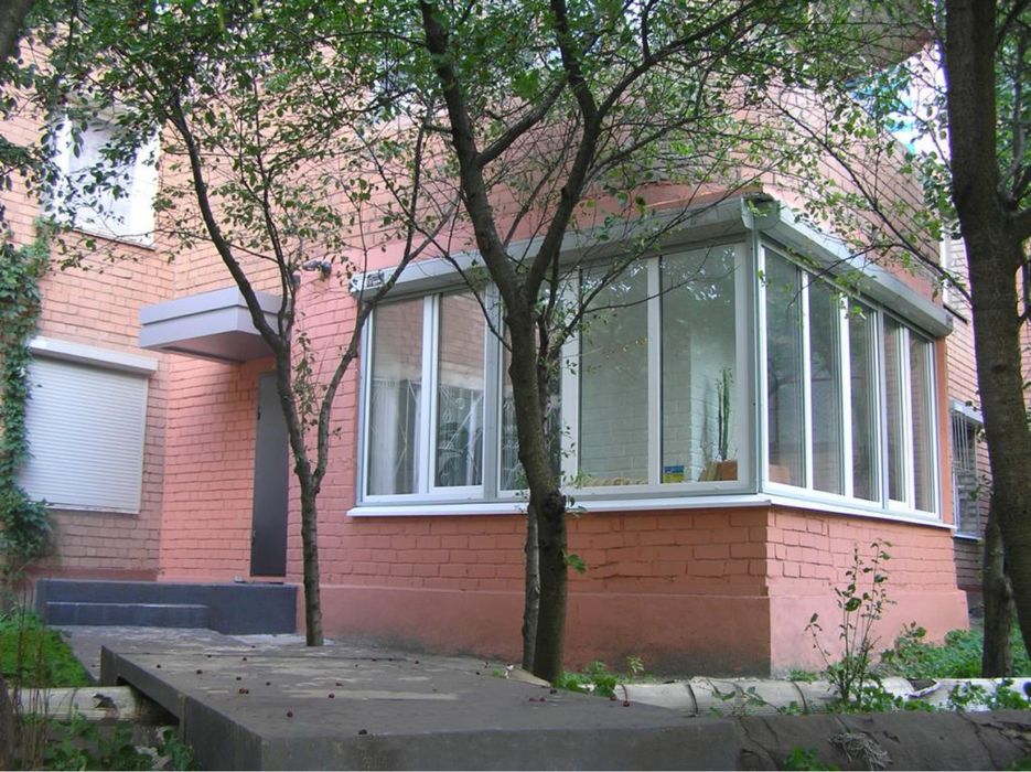 Офіс біля парку Шевченко. Окремий вхід. Парковка.