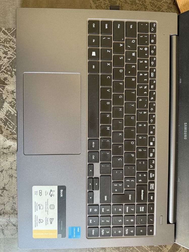 Portátil Samsung Book 550xDA