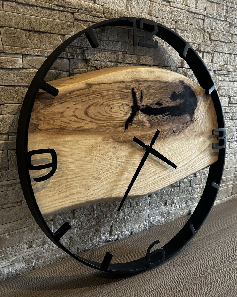 Zegar w stylu loft o średnicy 50 cm z drewna jesionu i czarnej żywicy