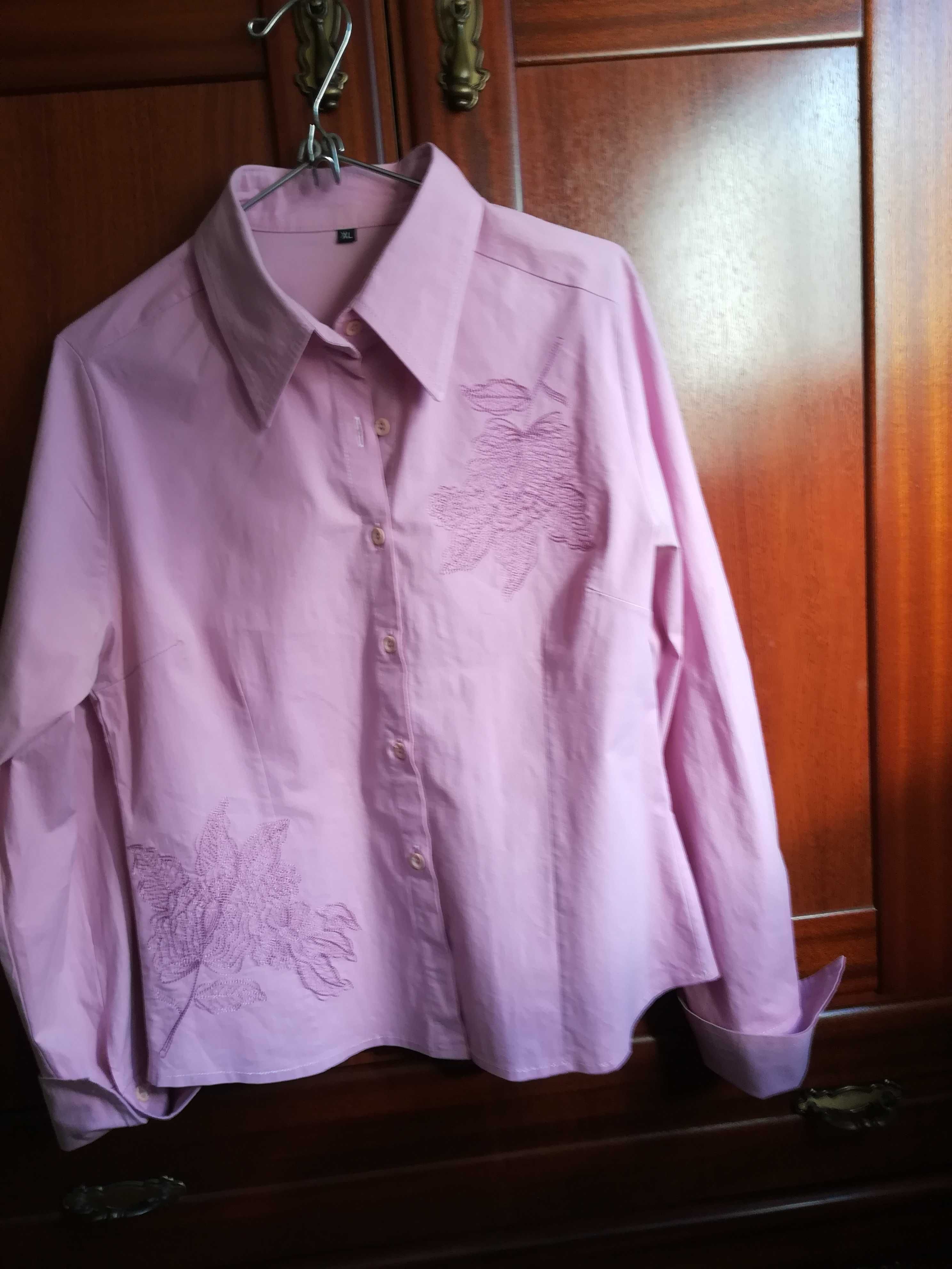 Blusa camiseira, rosa, com bordado em algodão.