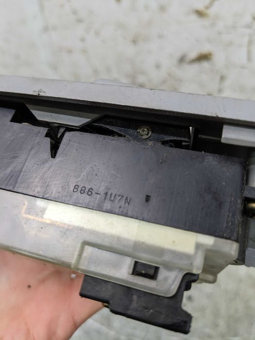 Mitsubishi Space Runner Przełącznik Szyb Lewy Przód