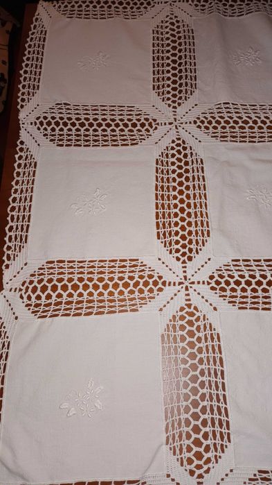 Toalha de mesa (linho, renda e bordado)