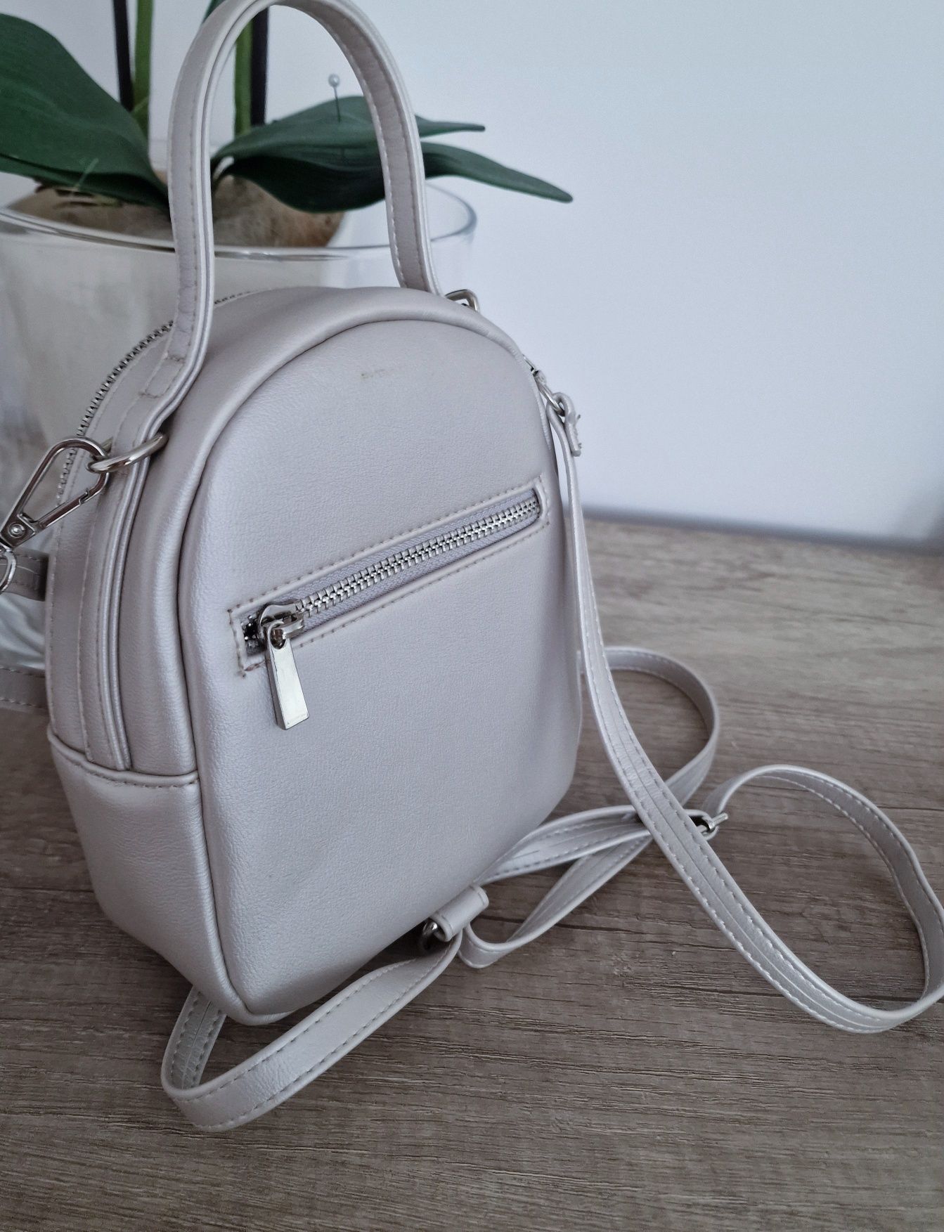 Srebrny mini plecaczek"Zara".