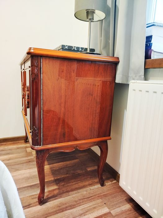 Piękne meble ludwikowskie – łóżko z materacem, toaletka, komoda