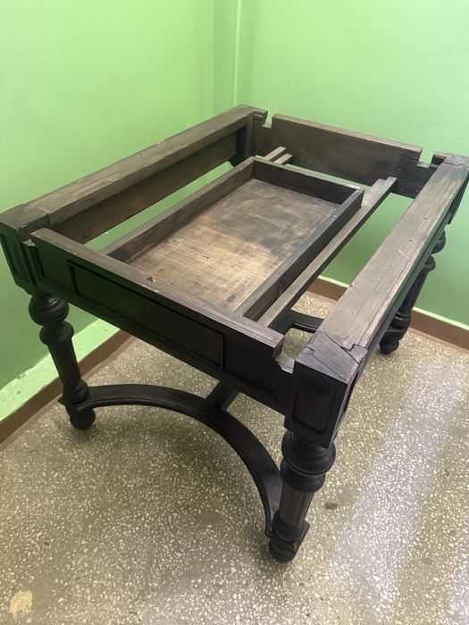 Antyczny stół z XVII wieku