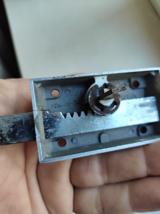 Засув дверний,защіпка.