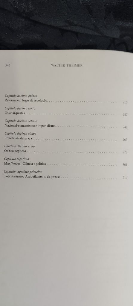 Livro encadernado "Histórias das Ideias Políticas"