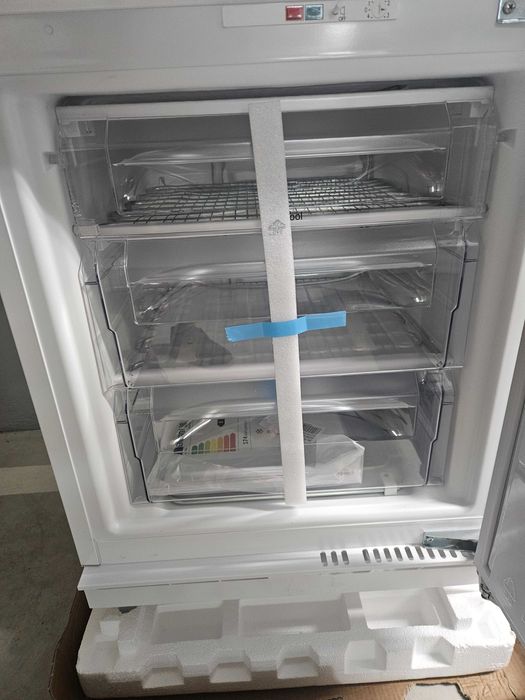 Arca Congeladora Vertical de Encastre Nova