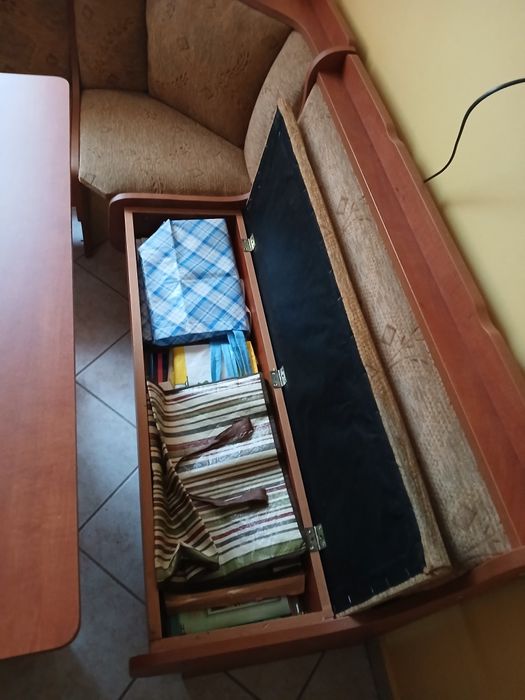 Narożnik do kuchni plus stół plus 2 taborety