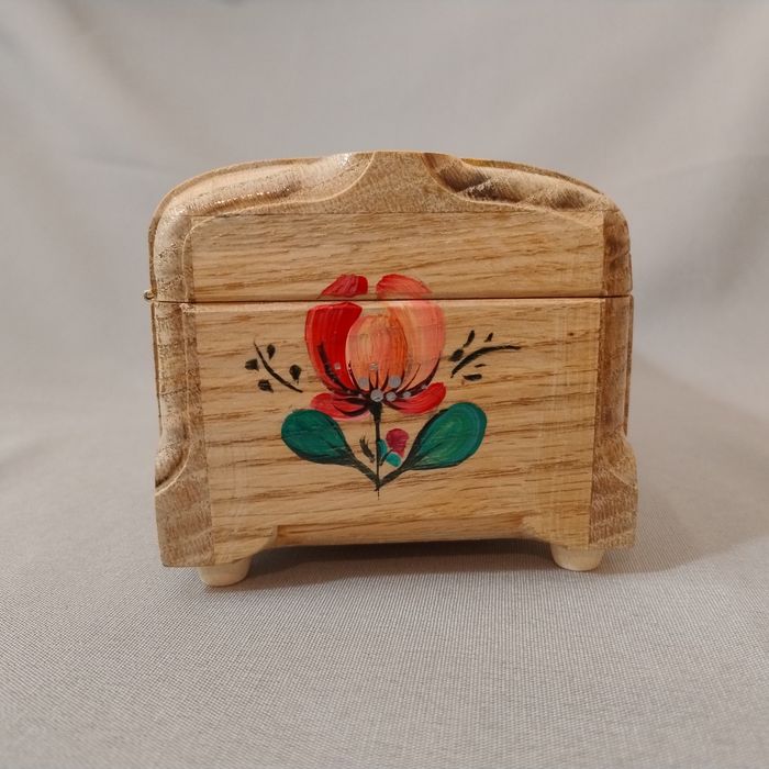 Декоративна скринька з розписом і оксамитовим дном