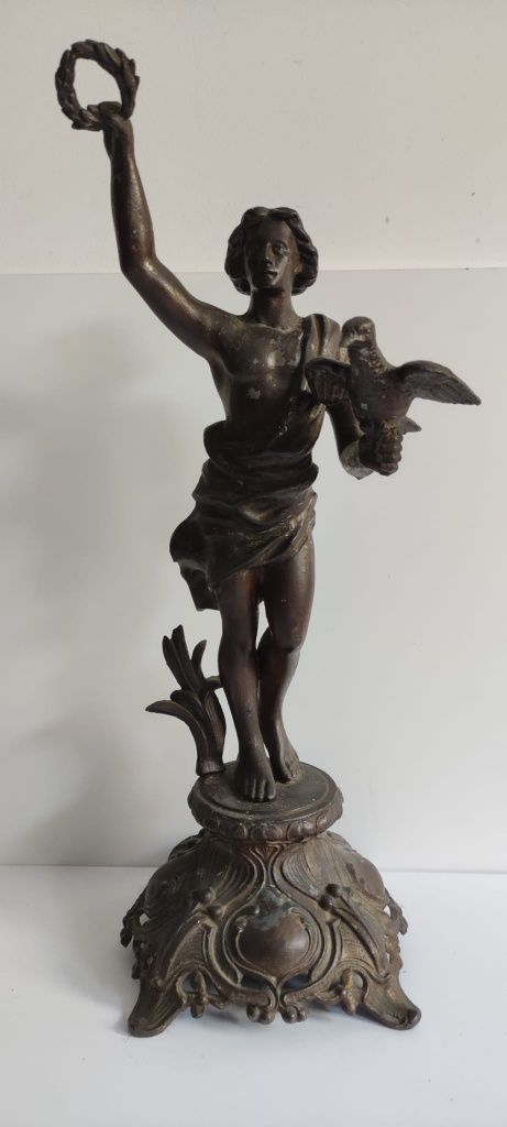 Rzeźba ,statua z gołębiem i wieńcem laurowym.