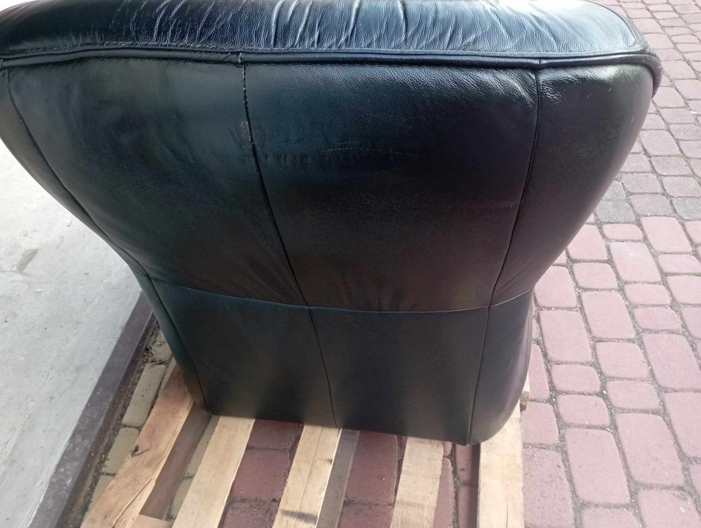 Skórzana kanapka z fotelem i podnóżkiem