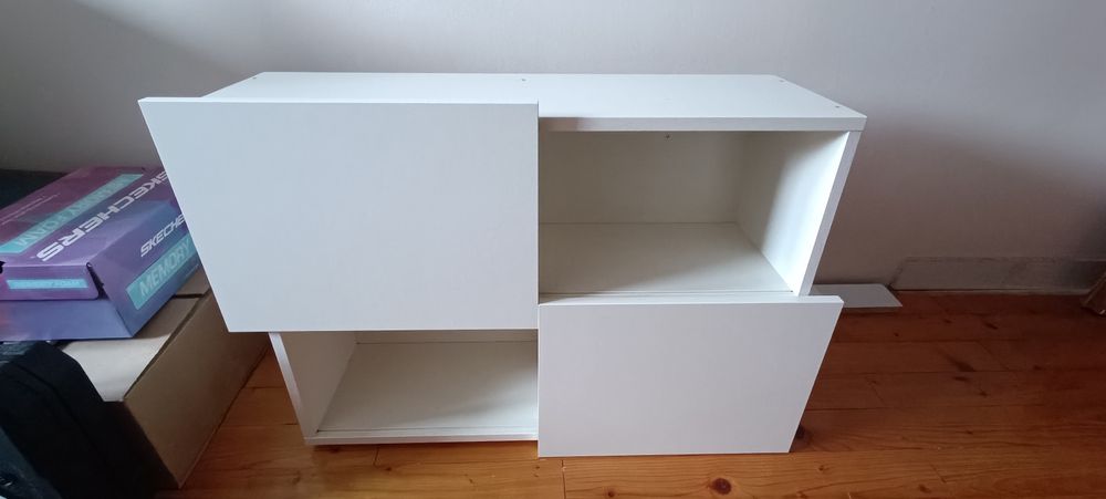 Ścienne szafki wiszące z przesuwnymi drzwiami Ikea