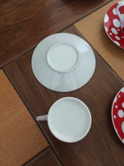 Тарілки, чашки, цукорниця, кавовий сервіз.