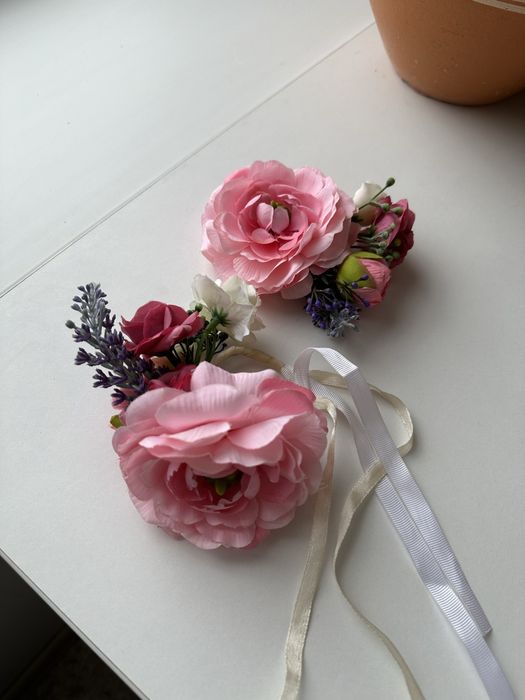 Комплект бутоньерка на руку (браслет) и заколка с цветком