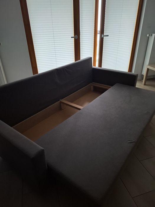Sofa rozkladana z pojemnikiem na pościel