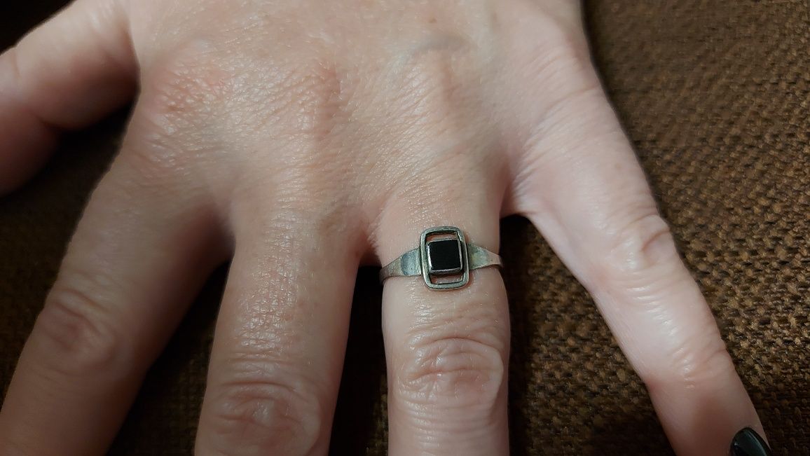 Srebrny pierścionek z czarnym kamieniem PRL